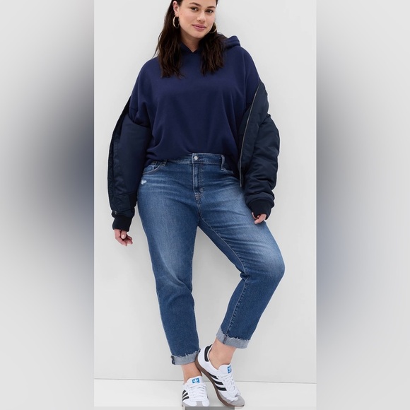 NWT GAP Women’s Mid Rise Girlfriend Denim Jeans Pants with Washwell Size 25 $70 - Picture 1 of 3